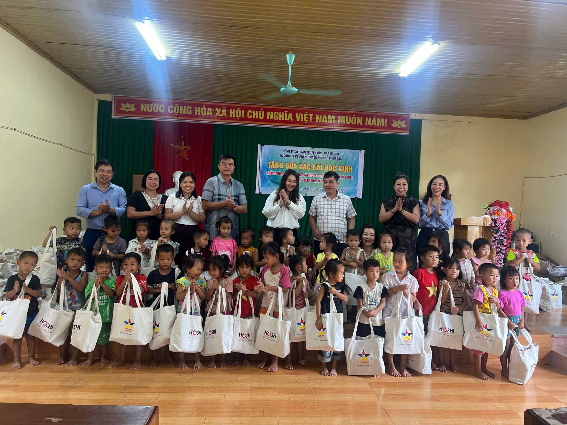 anh_chup_cung_cac_be
