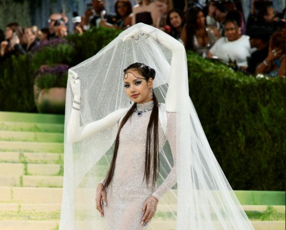 Lisa thu hút với váy cánh tay ở Met Gala