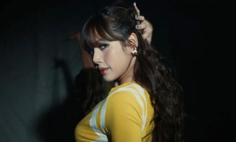 Lisa khoe vũ đạo trong MV cổ vũ World Cup